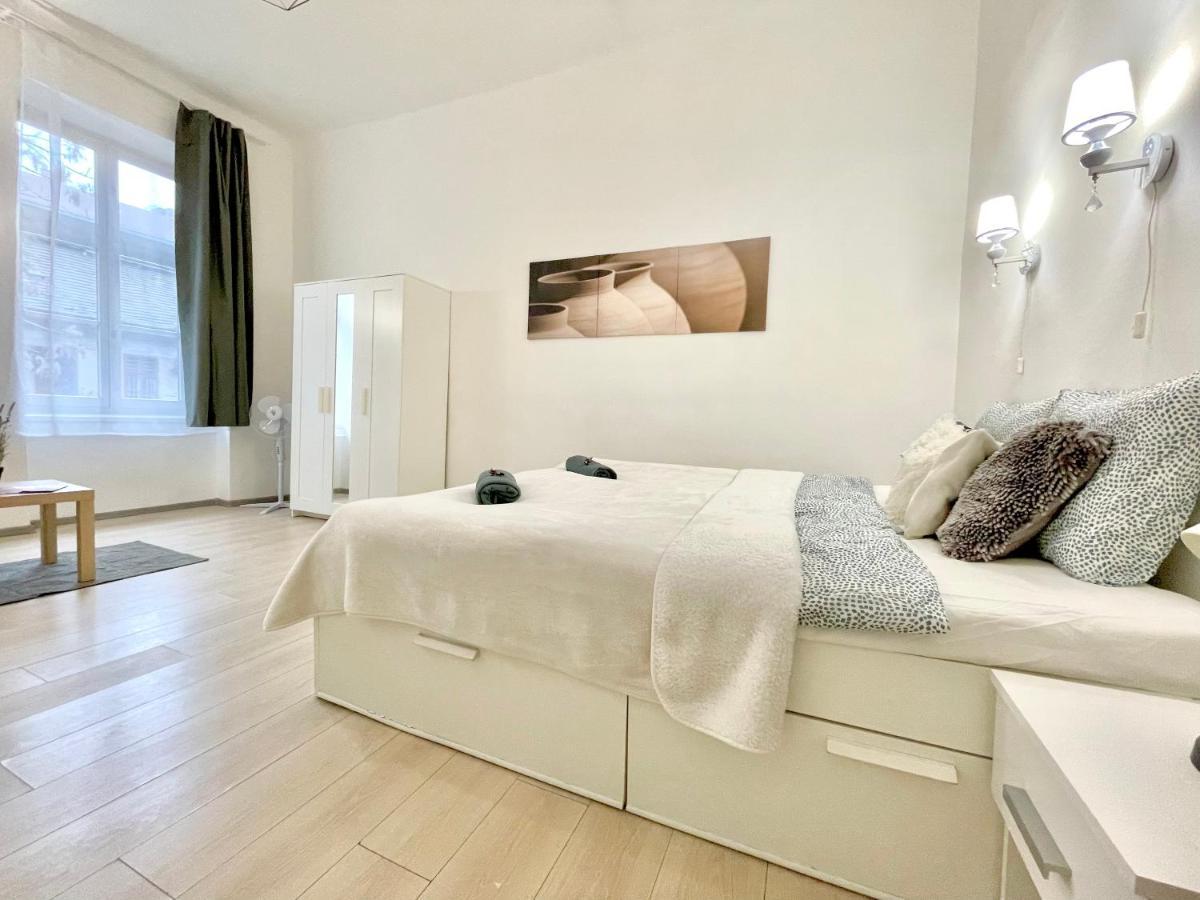White Apartment Near The Famous New York Cafe Budapešť Exteriér fotografie